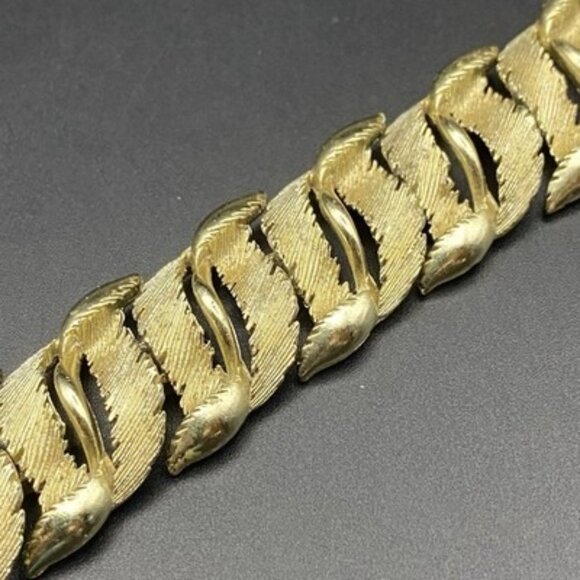 Vintage Lisner Gold Tone Leaf Link Bracelet 7x.75" Textured Feather Foldover - Picture 9 of 15